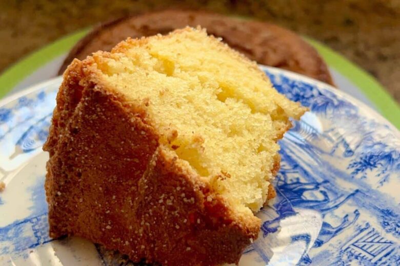Bolo de laranja com canela e cobertura açucarada