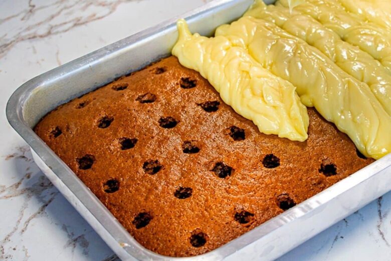 Bolo fofinho de chocolate molhado com cobertura cremosa