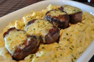 Filé mignon ao molho quatro queijos, incrivelmente suculento e saboroso…. Ver mais
