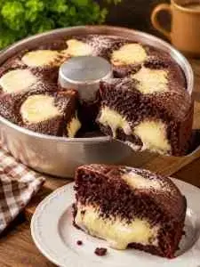 Já sai recheado do forno – Agora só faço Bolo de Chocolate assim!
