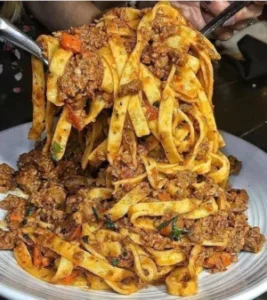 Macarrão Talharim à Bolonhesa: Um Clássico Italiano com Sabor Brasileiro