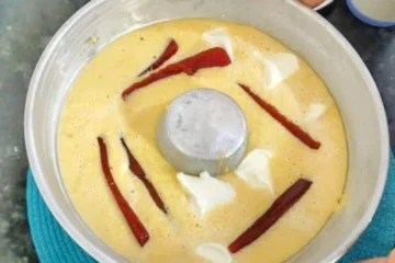 Bolo de milho de liquidificador com requeijão e goiabada: receita fácil de latinha
